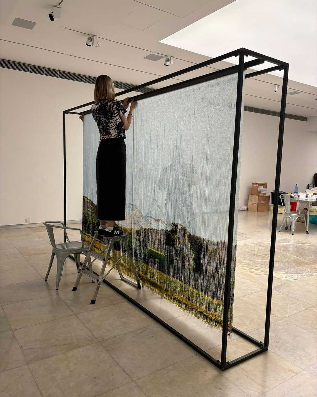 Αέρια Περάσματα: Η Μαρίνα Γκενάντιεβα εξερευνά την πολιτική τέχνη"
