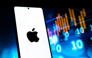 Έκρηξη κατηγοριών κατά της Apple για αθέμιτες πρακτικές και μονοπώλιο στα smartphone
