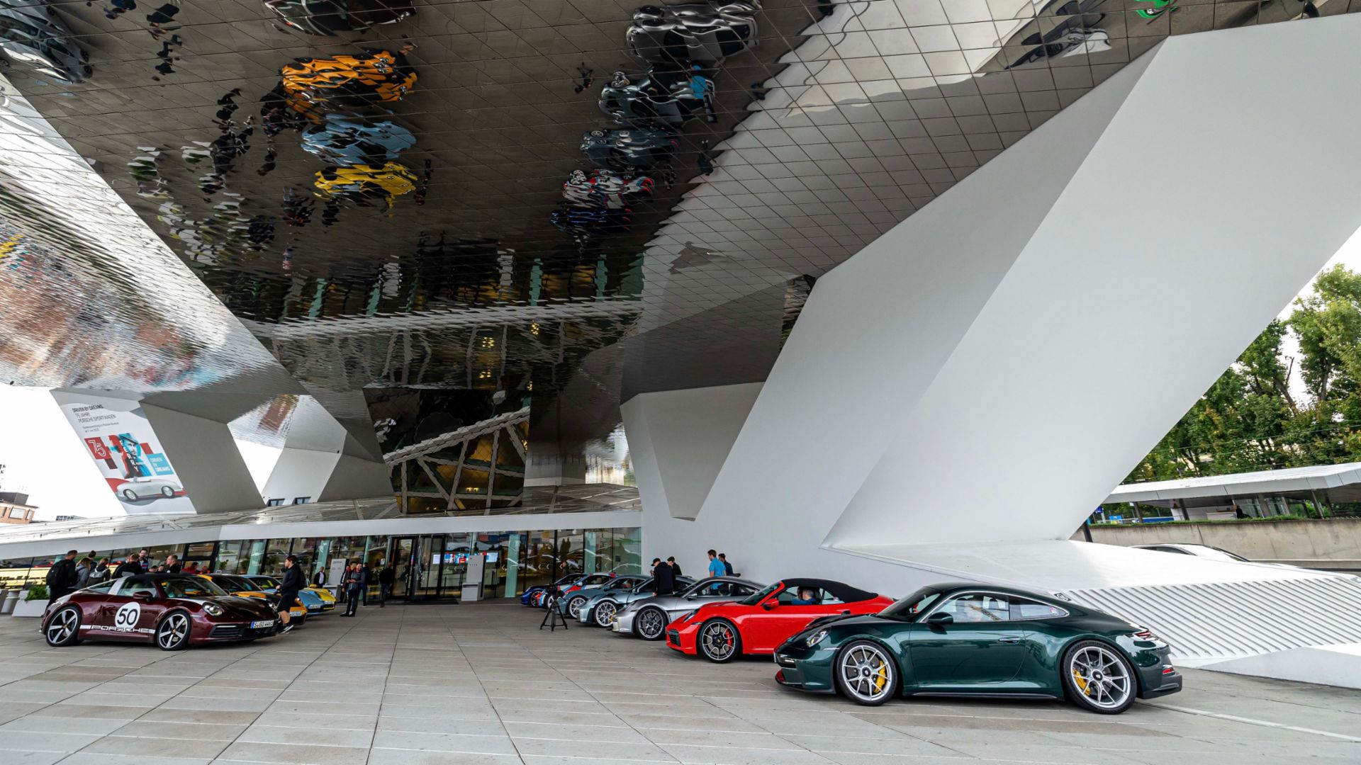 Νέες έκδοσεις της Porsche 911: Εξερευνώντας την επικηρυγμένη κληρονομιά του σπορ αυτοκινήτου
