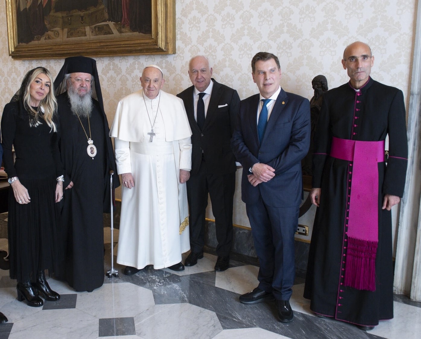 Ο Καραγεώργης συναντά τον Πάπα Φραγκίσκο: Μια συνάντηση που αντανακλά το φιλανθρωπικό έργο του ζεύγους"
